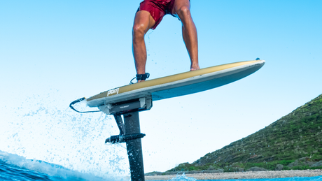 FoilBoost vs Foil Drive: comparativa técnica detallada con un surfista montando un hydrofoil.