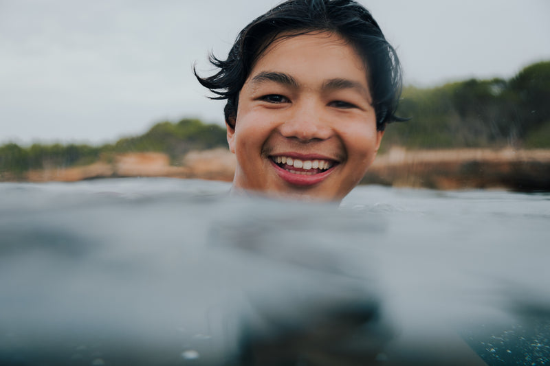 Primer plano de una cara sonriente a ras del agua