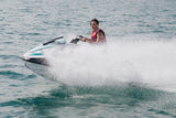 Moto de agua levantando espuma en plena acción