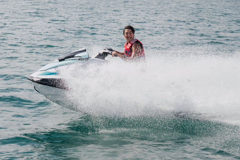Moto de agua levantando espuma en plena acción