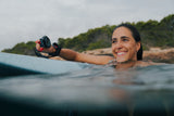 Dos mujeres riendo en el agua, cada una con un Subnado en la mano