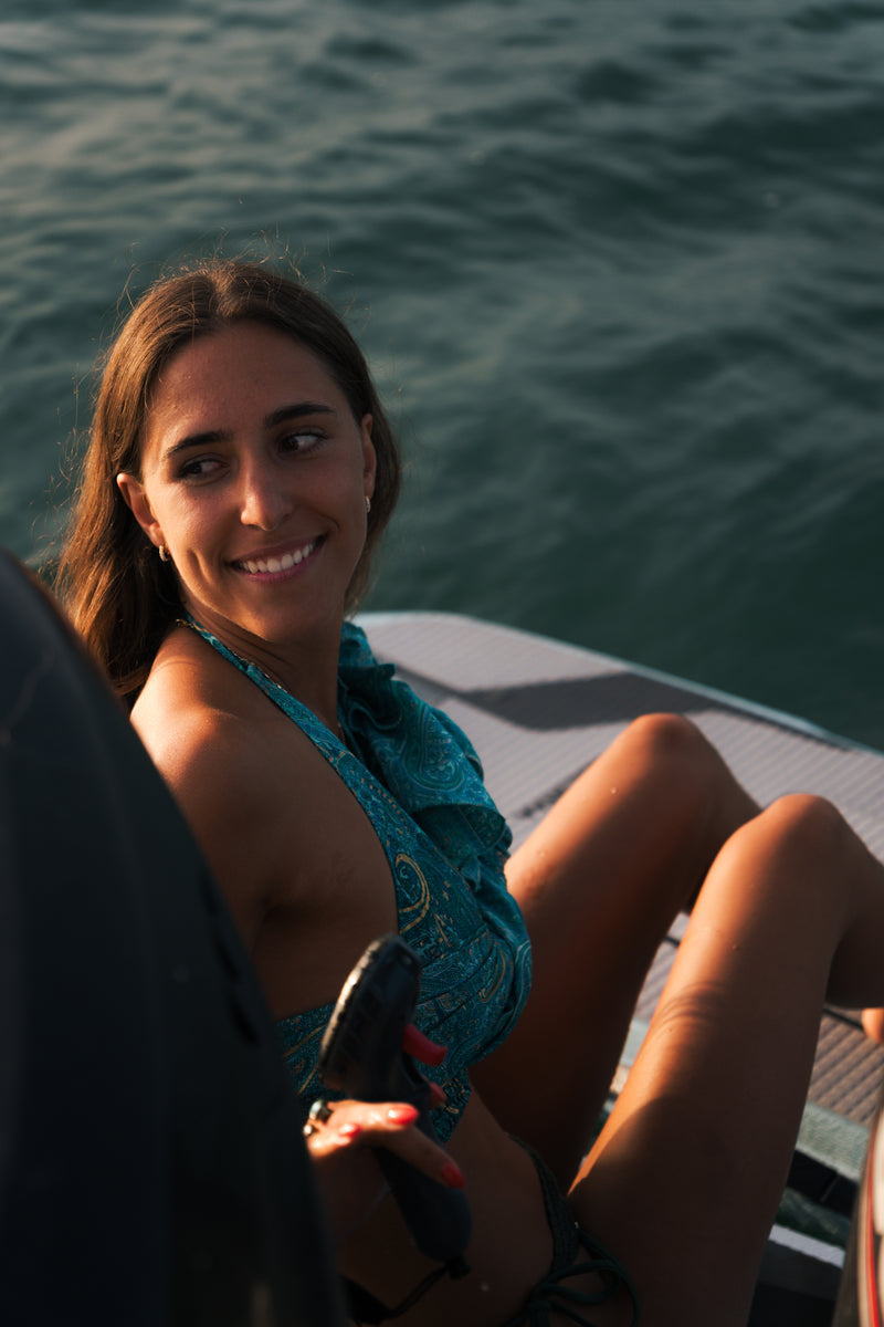 Mujer sonriendo de forma espontánea a bordo de un barco