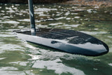 Tabla Flyer EVO flotando, detalle de la punta de carbono reflejada en el agua