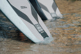 Tabla Flyer EVO entrando en el agua con salpicaduras, vista lateral
