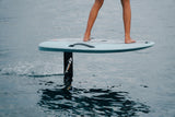Primer plano de los pies sobre el grip de la tabla Flyer EVO, mástil bajo el agua